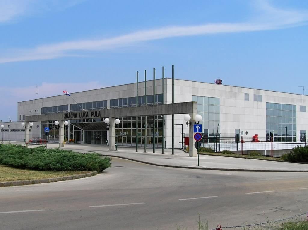 Aircraft and terminal area at Pula Airport